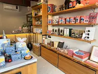 SENBEI FACTORY SHOP 日の出屋製菓