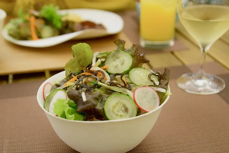 Ensalada al estilo japonés con verduras de colores y algas saladas