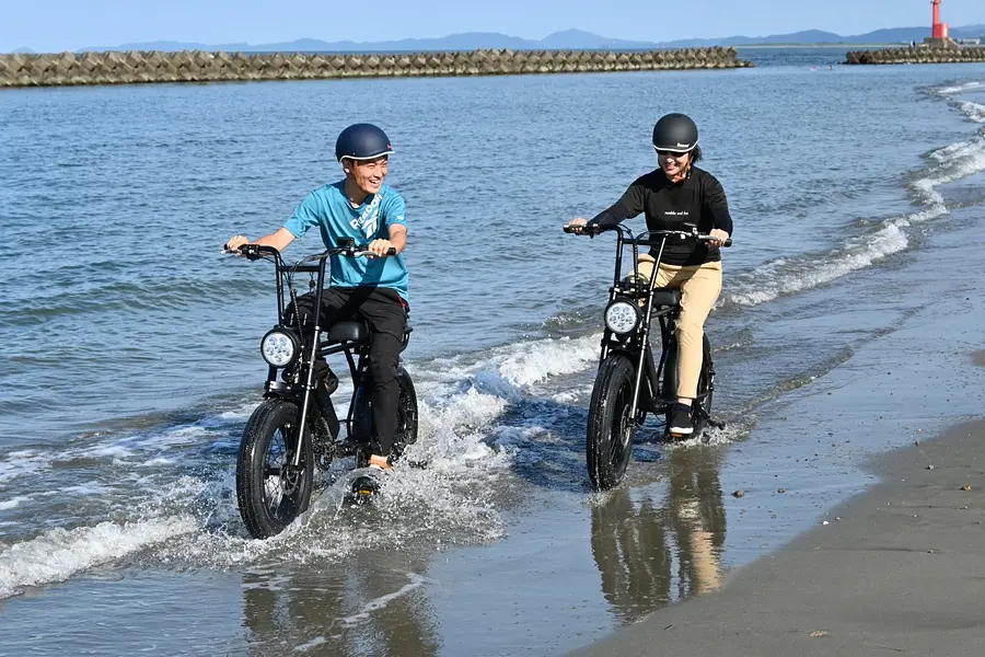 Location de vélos pour rouler sur la plage de sable du camping Oyodo Fureai