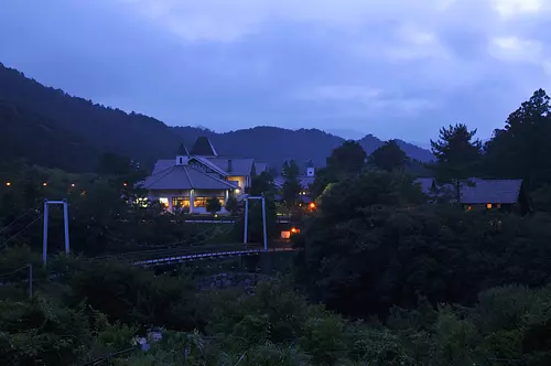 Vue nocturne de la jetée forestière