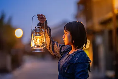 Déjate encantar por las llamas parpadeantes de las velas y linternas Kameyama. Recorriendo ciudad de Kameyama tiene una profunda conexión con la “luz”