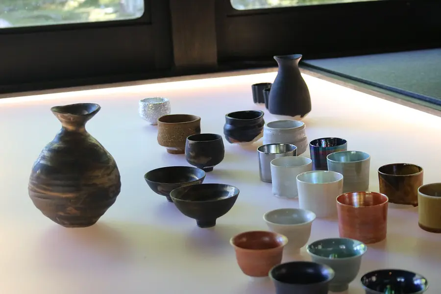 津・四天王寺で「歴史・器・食・空間」を体験する特別展示「味わう陶芸展」