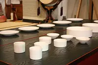 津・四天王寺で「歴史・器・食・空間」を体験する特別展示「味わう陶芸展」