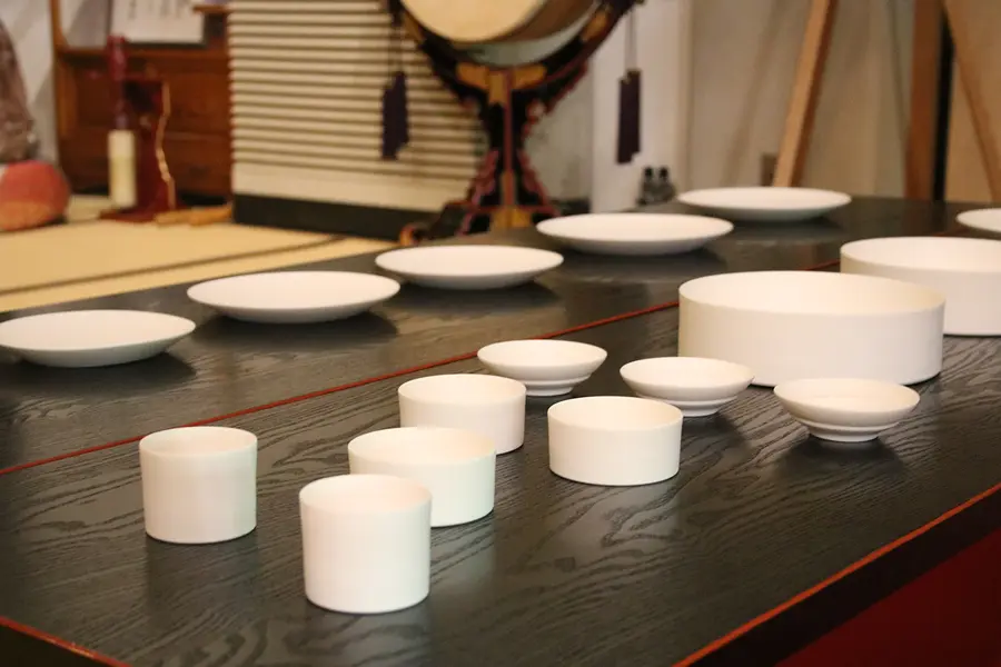 津・四天王寺で「歴史・器・食・空間」を体験する特別展示「味わう陶芸展」