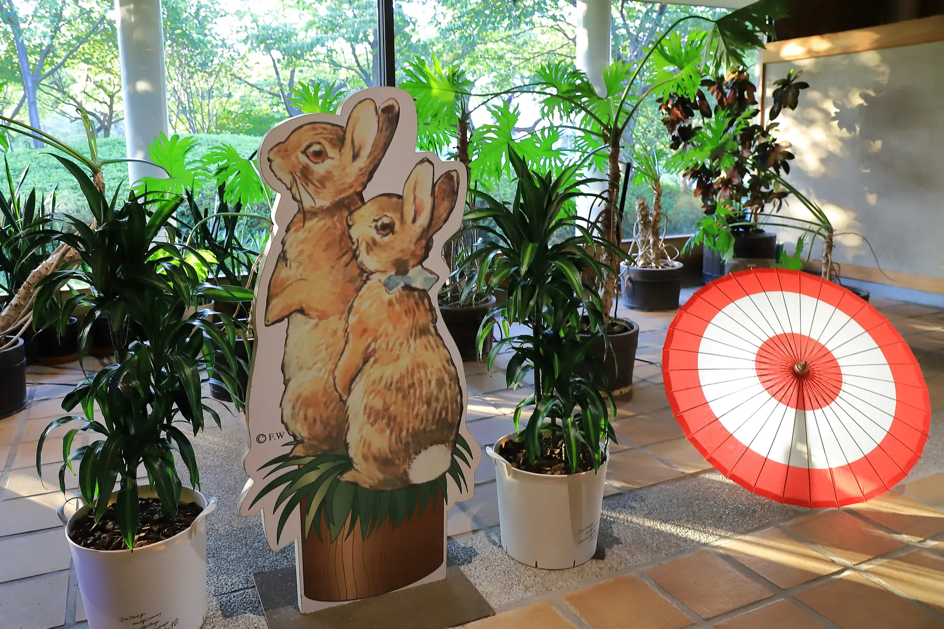 入り口のピーターラビット