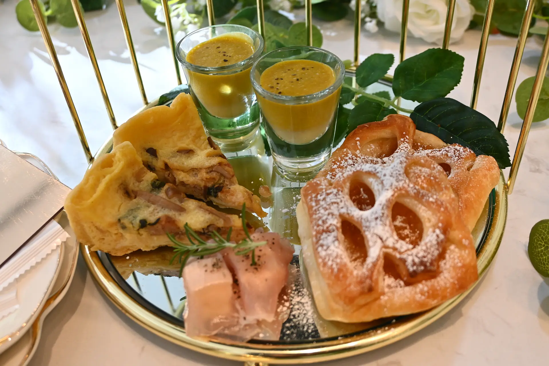 下のプレートは手の込んだお食事系