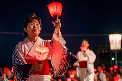 A fantastical Bonbori dance using real candles. Kameyama's traditional ``Toodori'' is revived at the KameyamaCity Summer Festival held for the first time in four years.