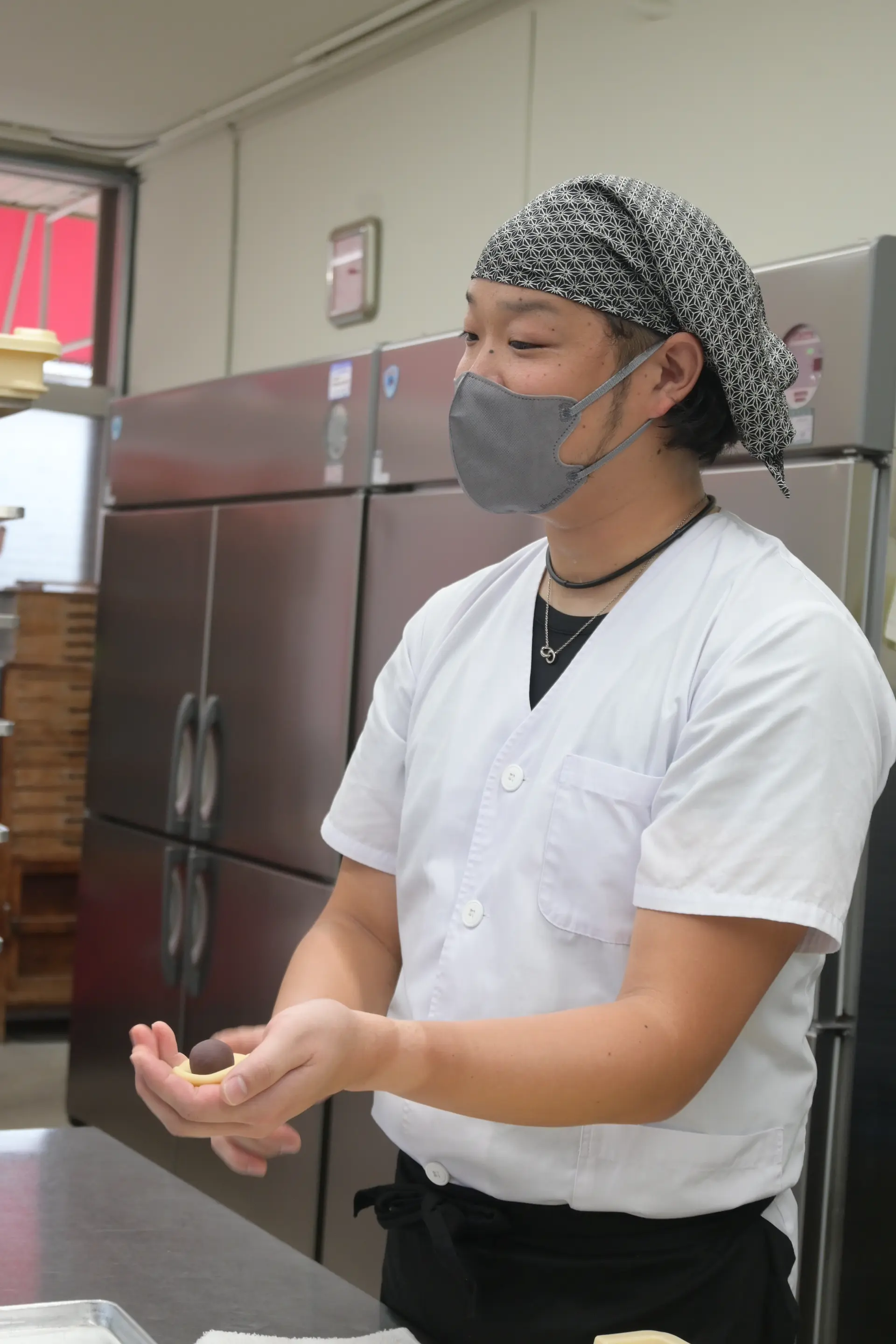 白あんにヤマトイモなどを混ぜた練り切りの生地でこしあんを包みます