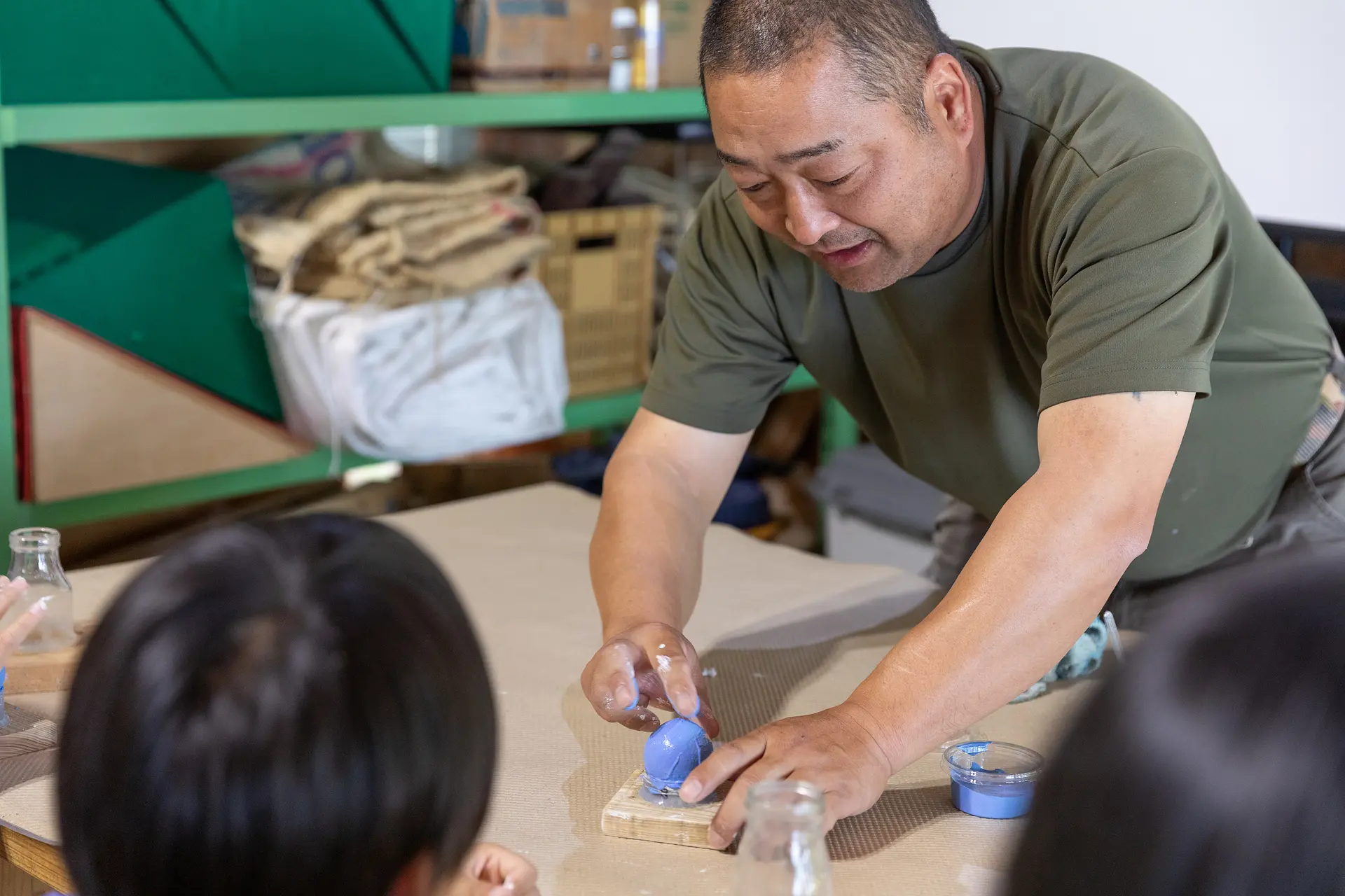 左官職人が教えるシーン