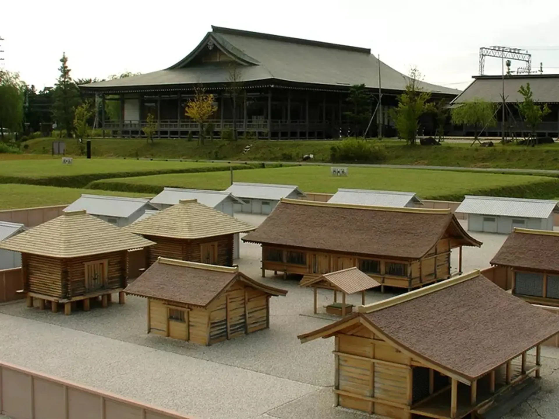 巨大な宮殿・斎宮跡で斎王に出会う