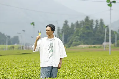 お茶どころ三重。EXILE橘ケンチさんが伊勢茶の魅力を知り、四日市市水沢町のかぶせ茶を味わう