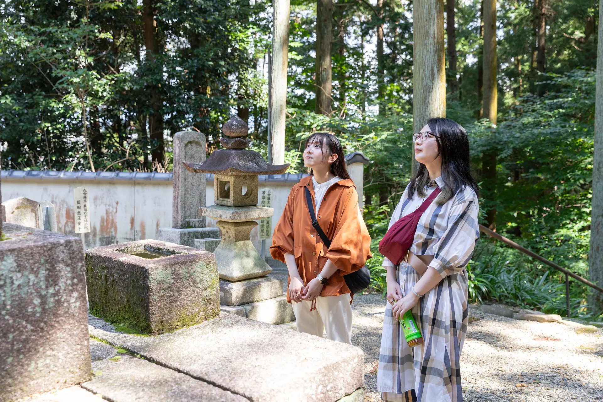 八重姫の墓の前