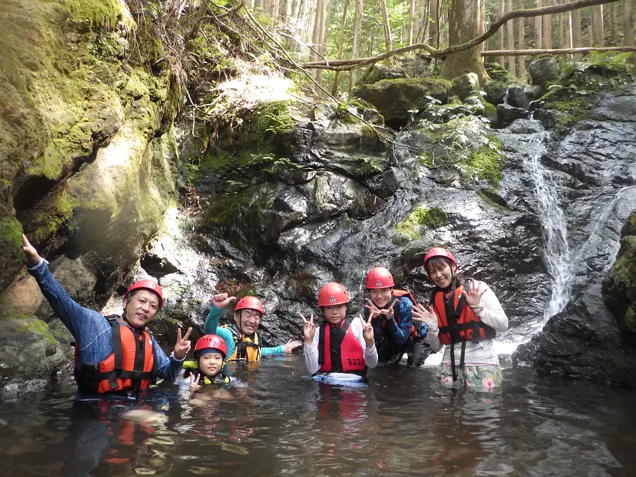 【大杉谷自然学校】家族で川遊び