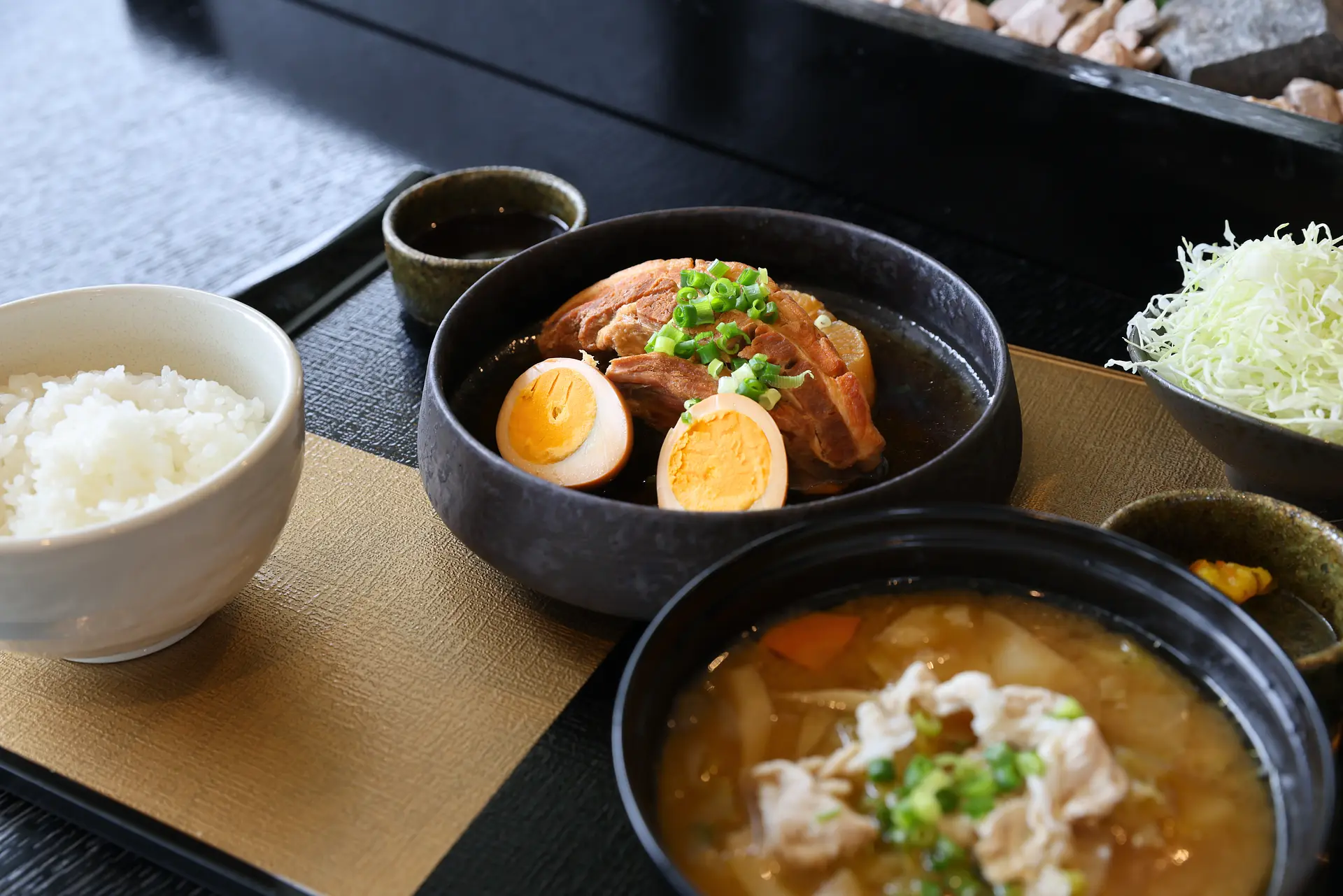 箸でほぐれるやわらかさ！豚バラ角煮定食