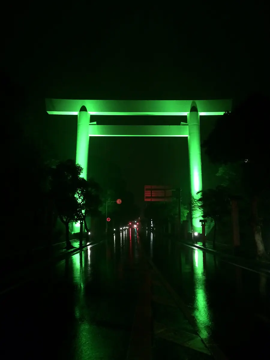 鸟居型纪念碑 (伊势大鸟居) 绿色照明