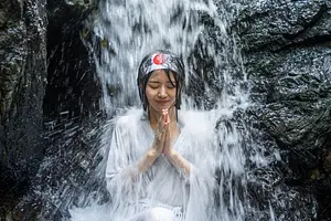 Experiencia en la cascada Shirataki
