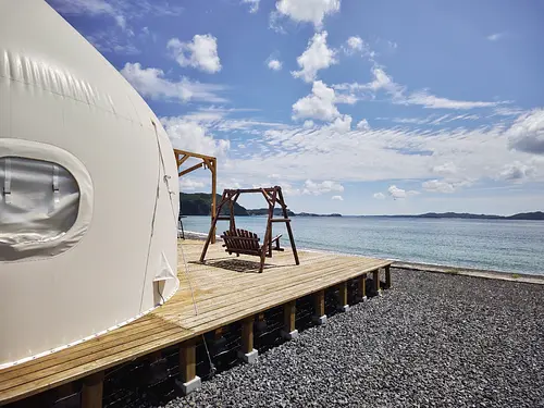 都会の喧騒を忘れて、自分らしい時間を過ごしたい人にこそおすすめしたい、伊勢志摩の隠れた名リゾート「田曽白浜リゾート」がさらに進化を遂げた！充実のグランピング施設が誕生！