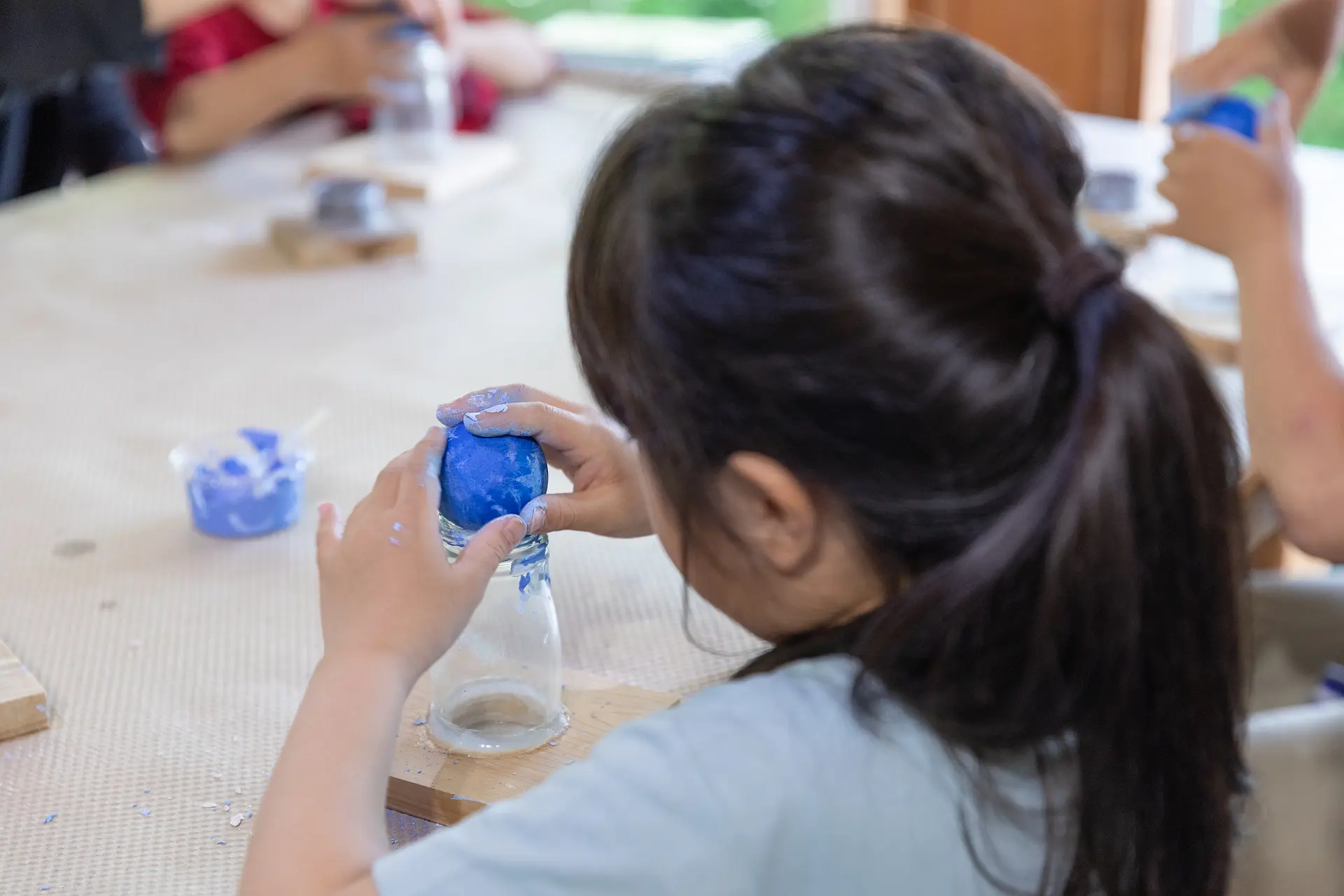 牛乳びんで泥だんごを磨く.1