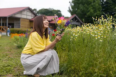 メナード青山リゾート「ハーブガーデン」でカモミール＆ラベンダー満喫！映えすぎる摘み取り体験、ハーブ香るカフェグルメも