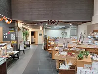 Vista lejana del centro de información de Sakakibara Onsen