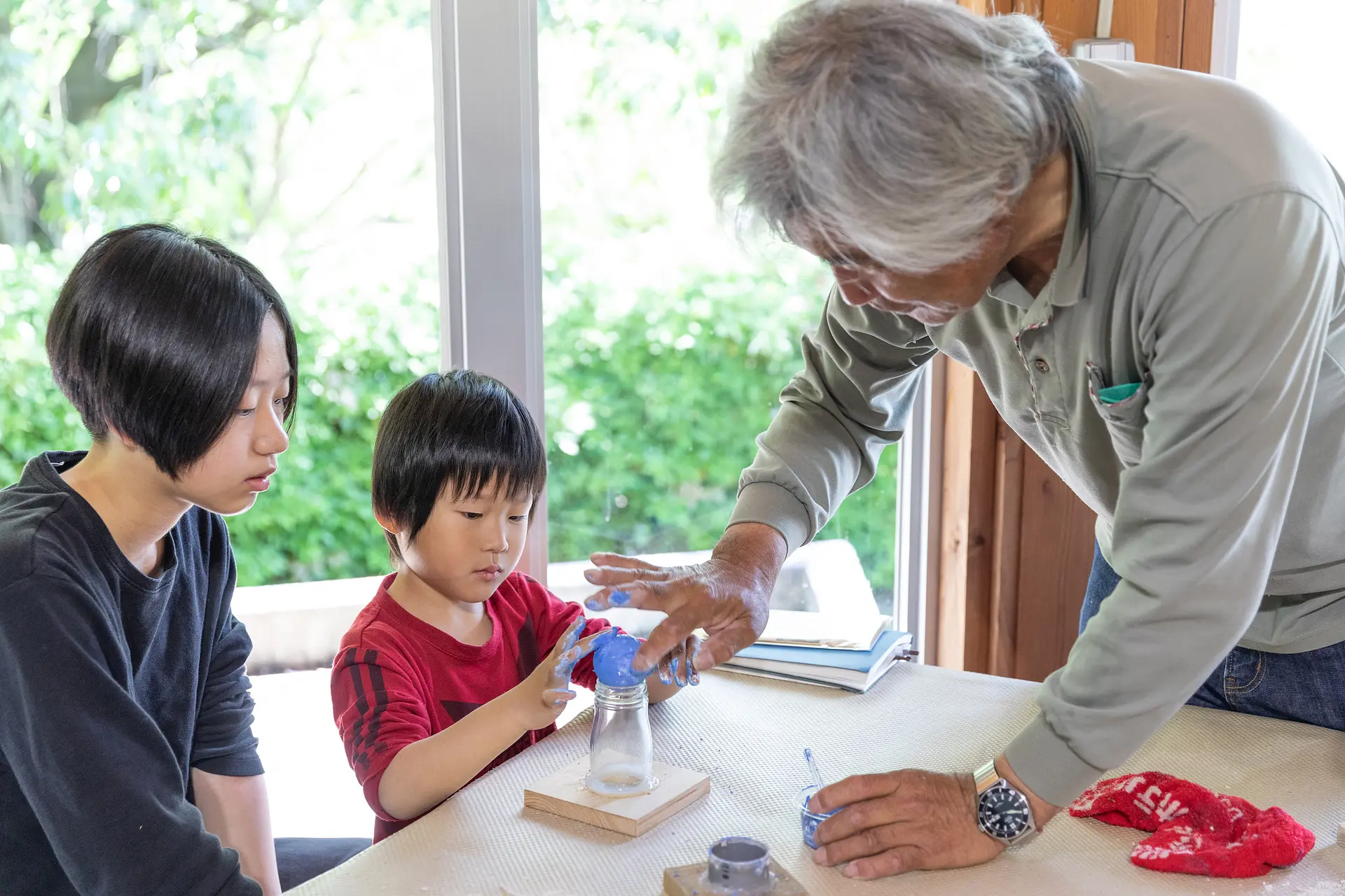牛乳びんで泥だんごを磨く.2