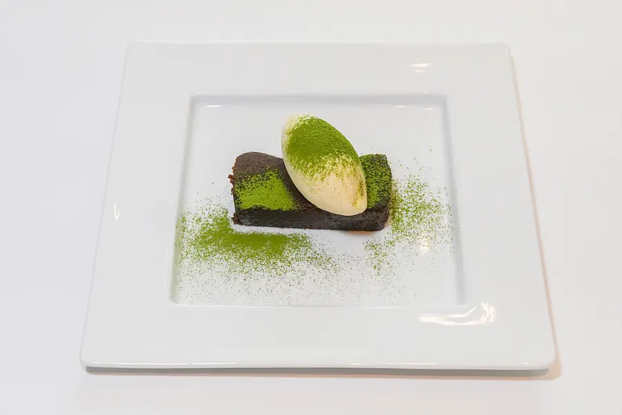 伊勢本かぶせ茶とバニラジェラートとチョコテリーヌ