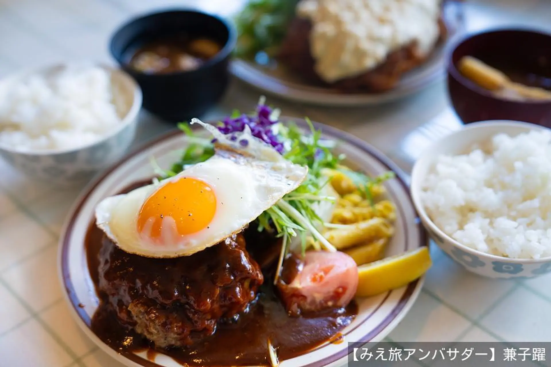 名物ハンバーグはボリューム満点