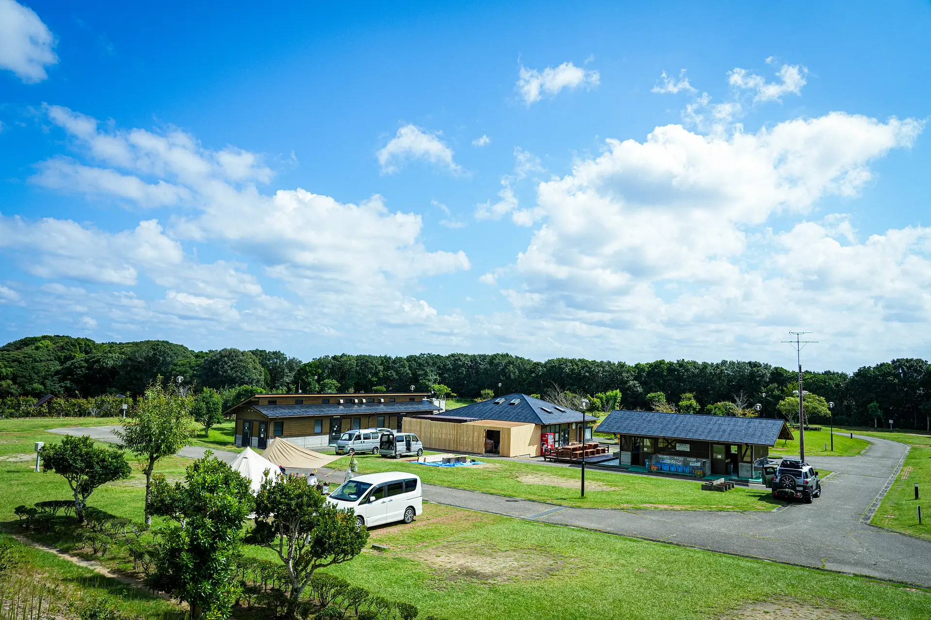 透き通る青い空と緑の芝生