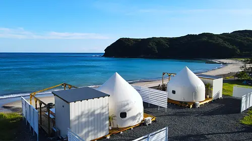 Installation de glamping avec une vue spectaculaire sur l'océan