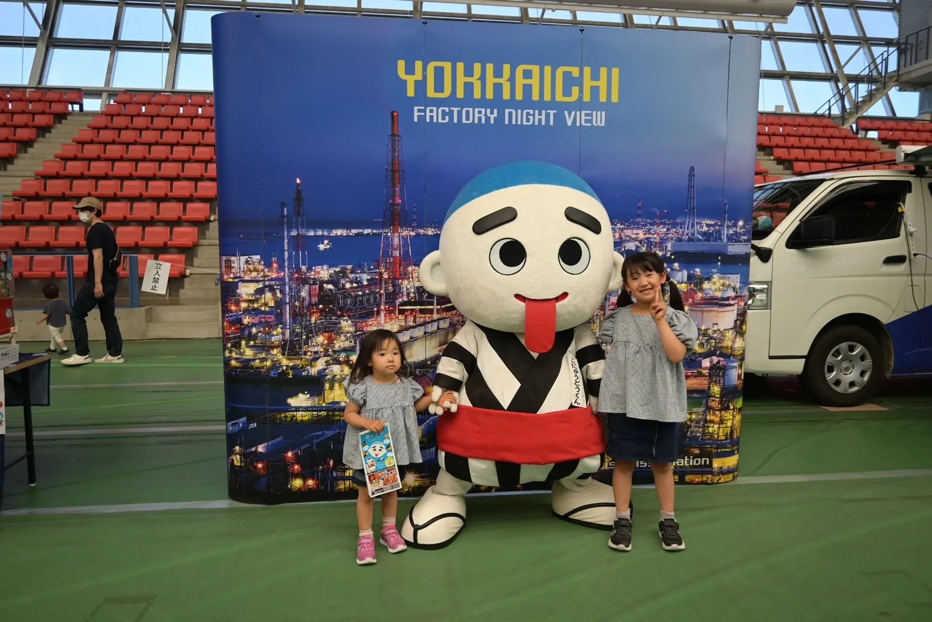 こにゅうどうくんと記念撮影