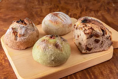 Conozca la profundidad de la elaboración del pan en ``Kyokodo&#39;&#39; (ciudad de Matsusaka), una panadería única que utiliza levadura casera.