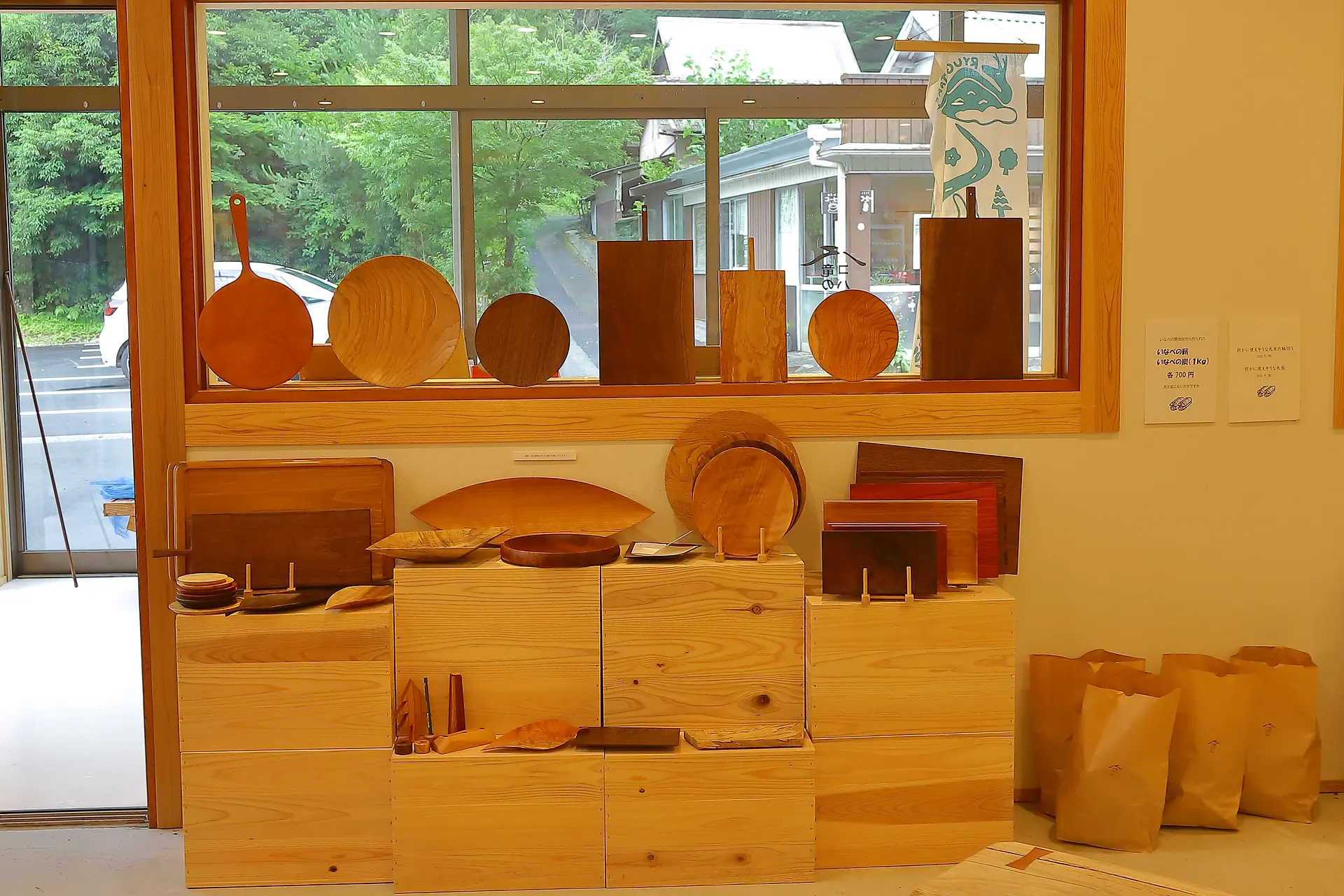 地元作家の木工作品も販売中！