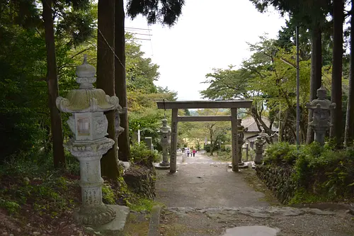 Purification estivale du sanctuaire de Fukuo En passant par le cercle d'herbe