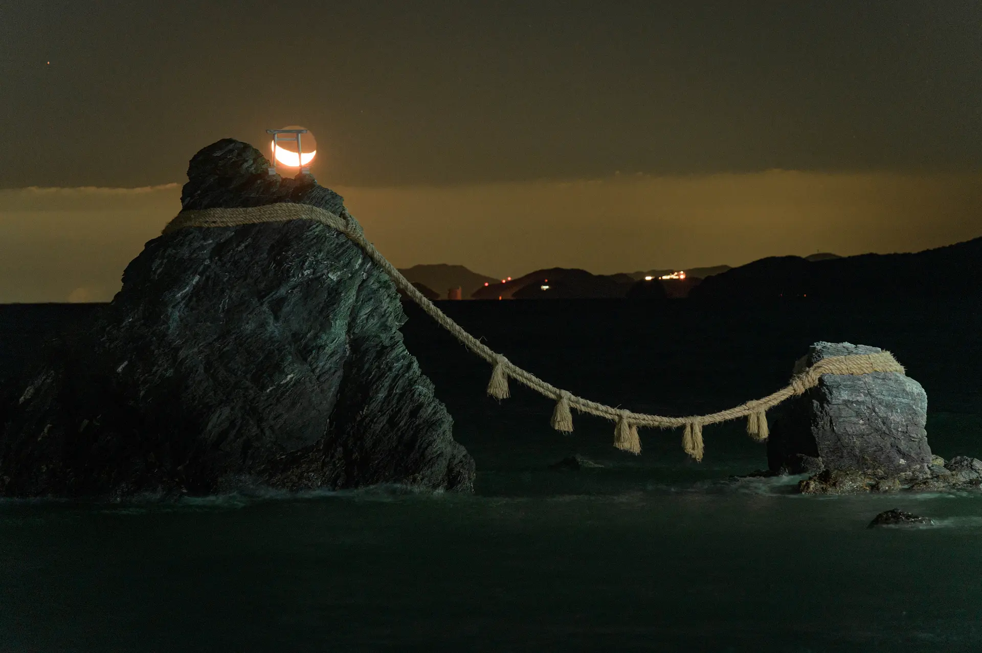 夫婦岩にかかる月