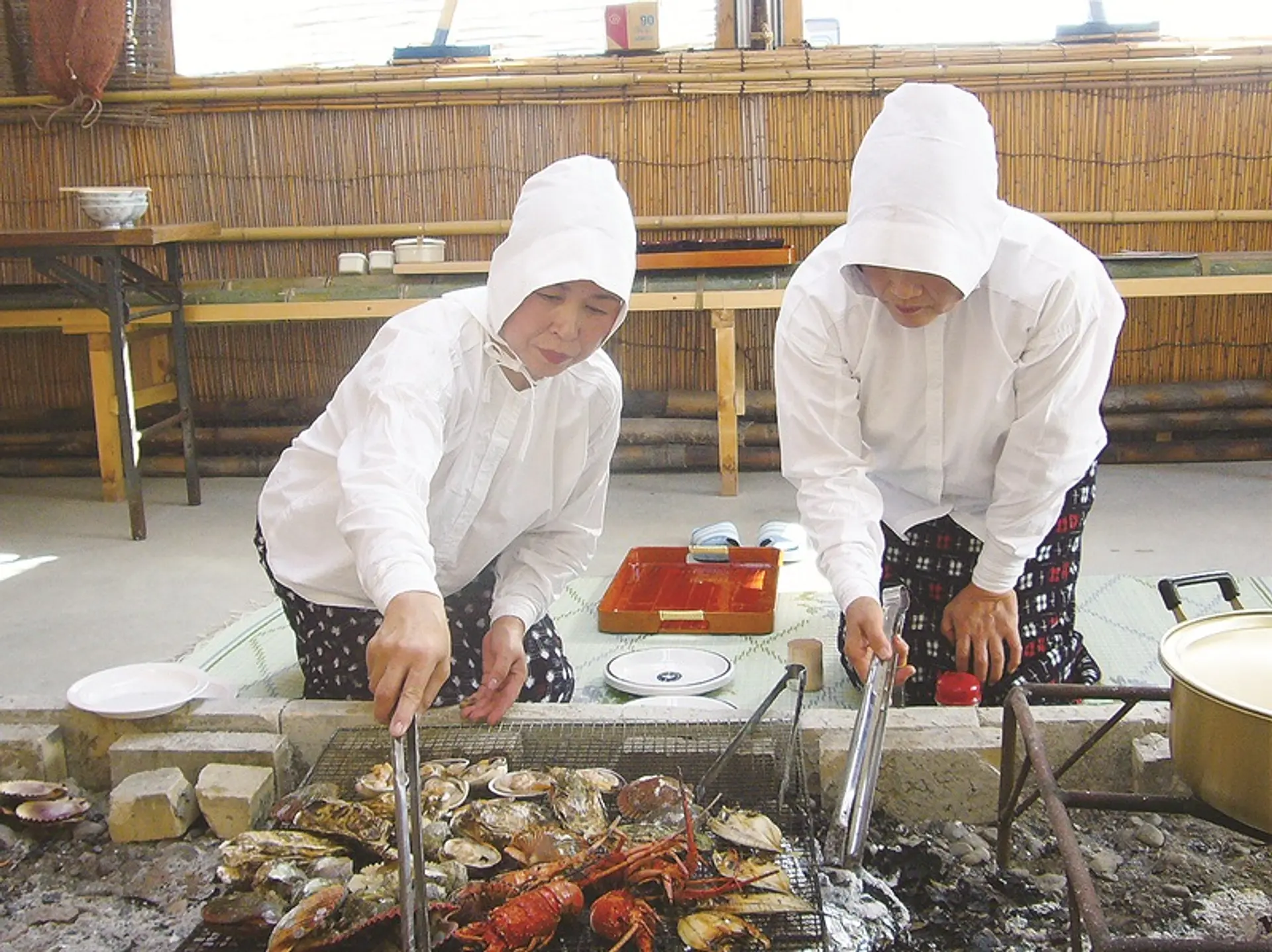 海女小屋の海女さん