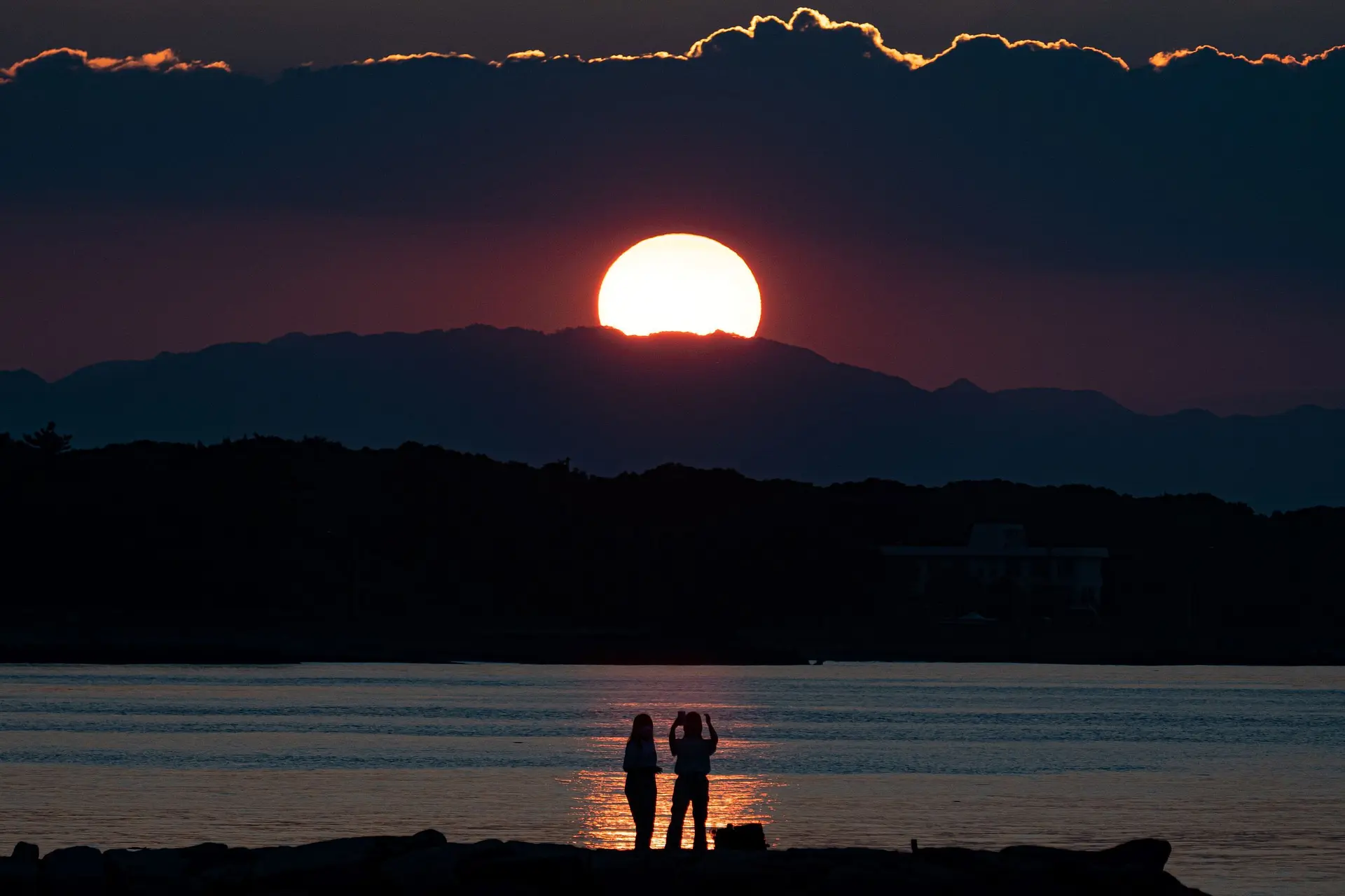 沈みゆく二見の夕日