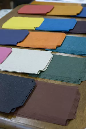 さまざまな色の伊勢擬革紙
