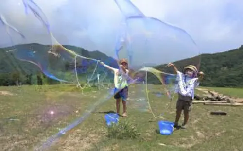 ございしょ自然学校”ジャンボしゃぼん玉で遊ぼう