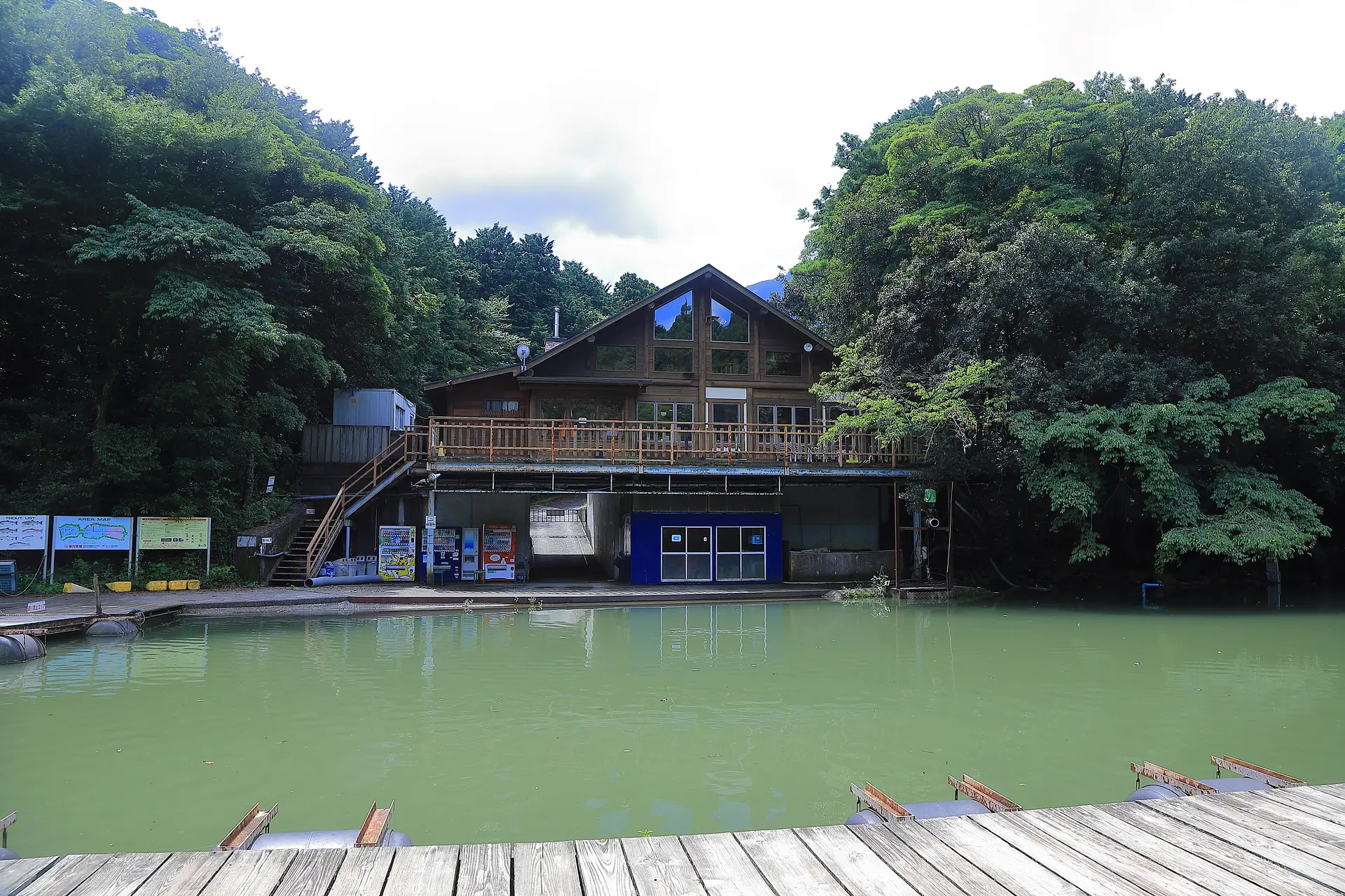 昼間野外ステージからカフェを見る