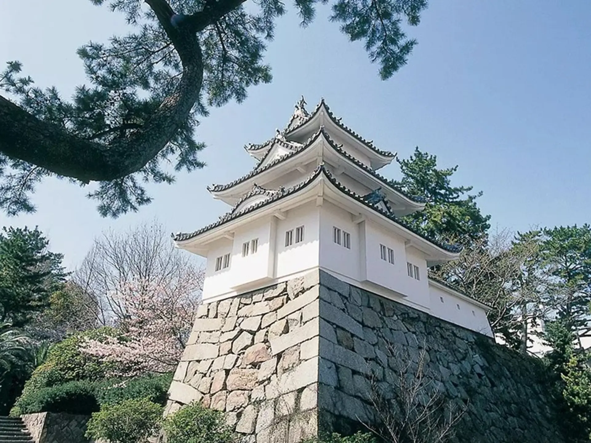 津城　復興された角櫓の三層の白壁