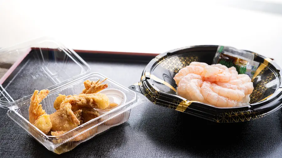 Photo right: Gasu shrimp bowl (1,600 yen) Photo left: Fried gasu shrimp (550 yen)