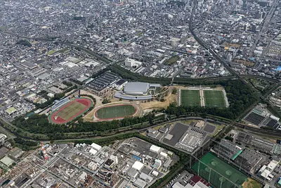 空から見下ろす四日市市中央緑地公園