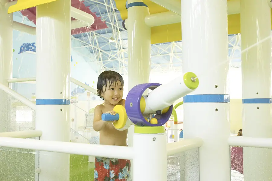 兒童專用，安心，安全的室內型遊泳池!