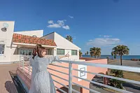 テラスから海を眺める