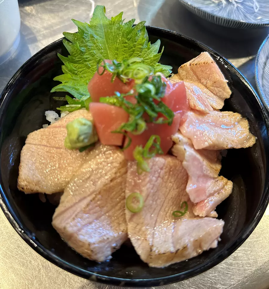 Luxury large fatty tuna broiled rice bowl