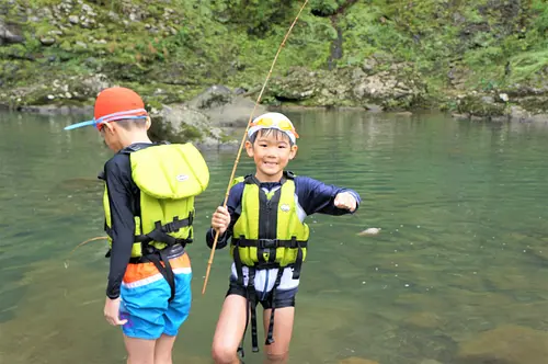 [Escuela de Naturaleza Osugitani] Desafío familiar: “¡Desafío de pesca!” “¡Buscando criaturas en el río del valle!”