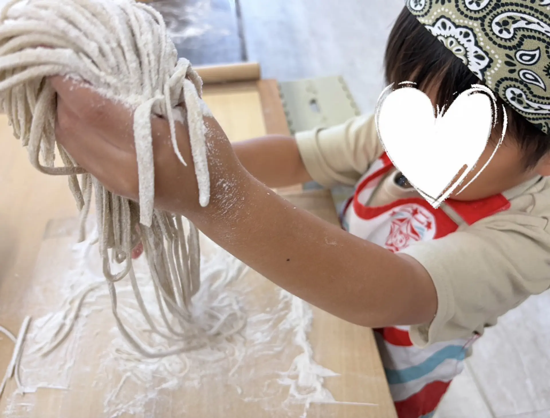 3歳男の子もしっかり蕎麦打ち体験できました