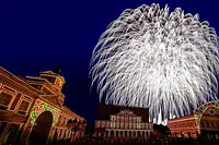 大迫力の花火「ムーンライトフィナーレ」