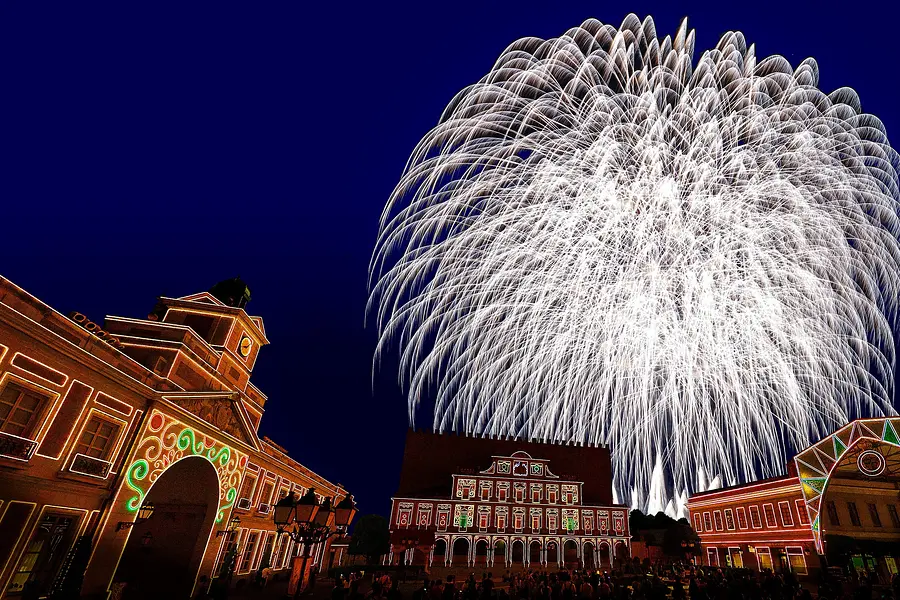 大迫力の花火「ムーンライトフィナーレ」
