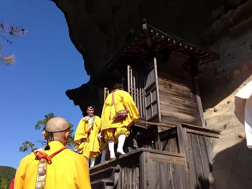 Festival d'ouverture des portes du printemps au sommet de la montagne d'Ise (temple Iifukuda)